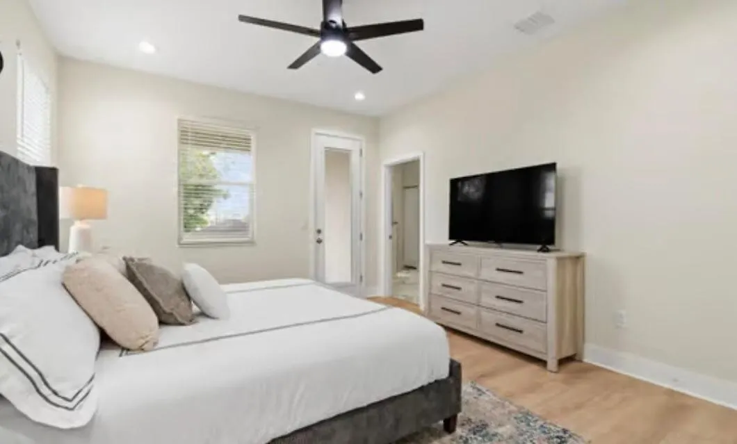 Spacious Modern 5-Bedroom House, Close To Downtown Tampa USA