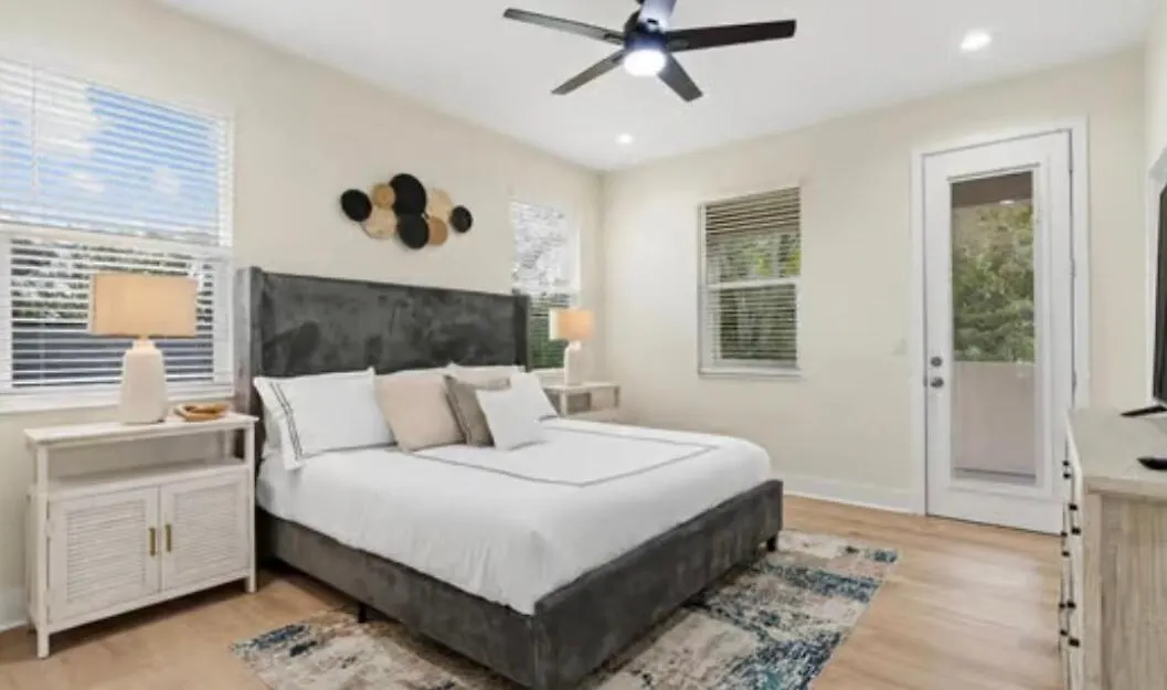 Spacious Modern 5-Bedroom House, Close To Downtown Tampa Villa