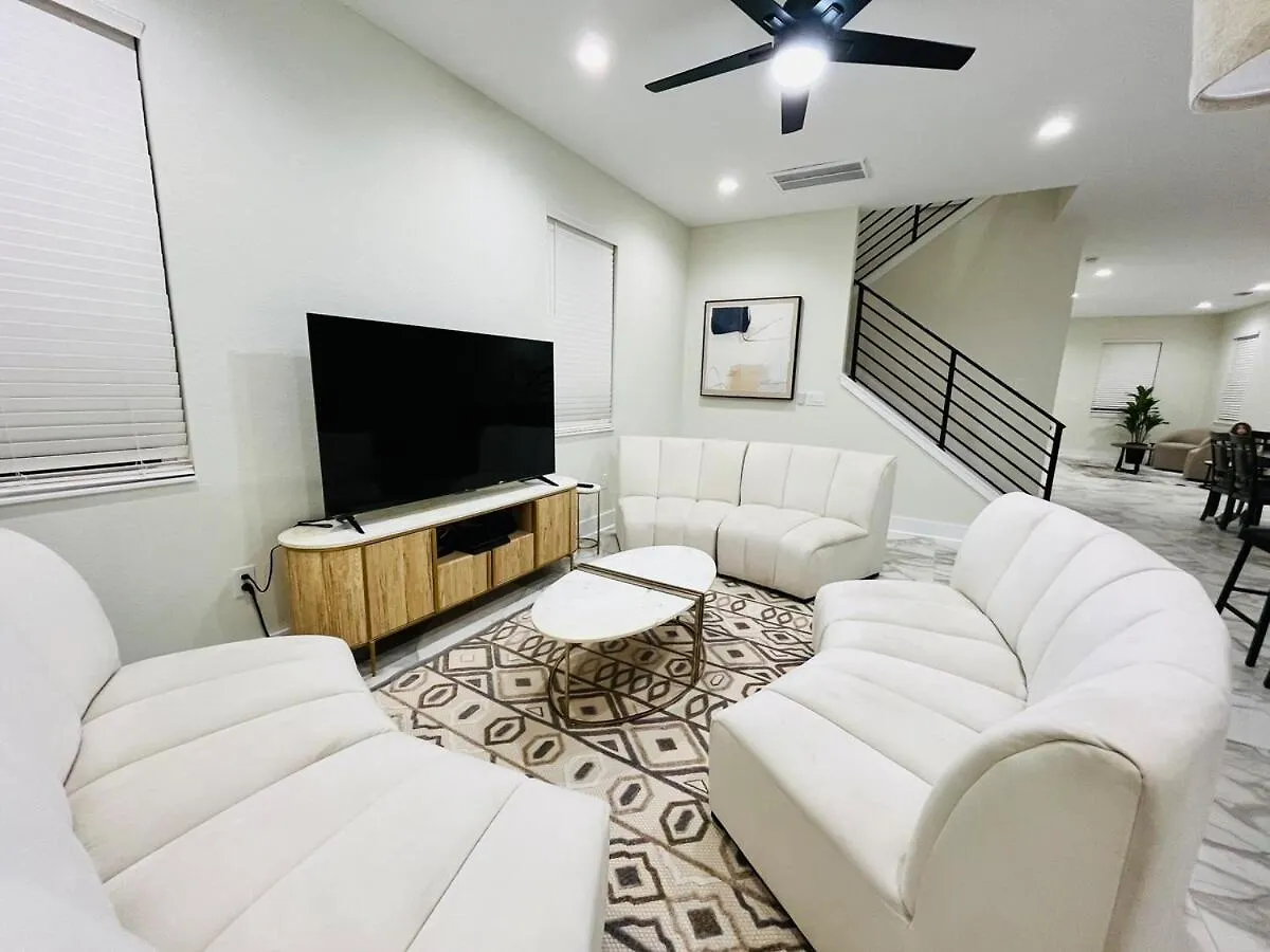 Spacious Modern 5-Bedroom House, Close To Downtown Tampa 0*,