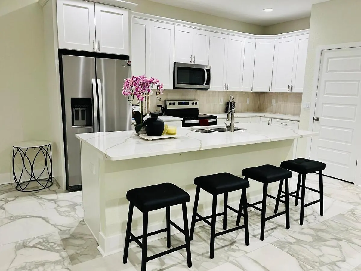 Spacious Modern 5-Bedroom House, Close To Downtown Tampa Villa