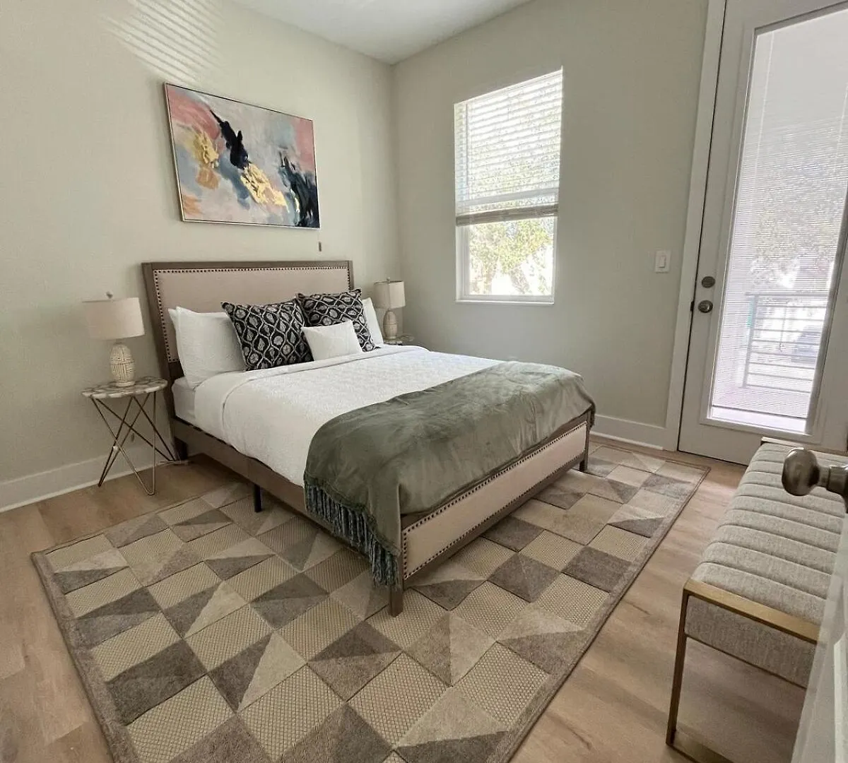 Spacious Modern 5-Bedroom House, Close To Downtown Tampa 0*,