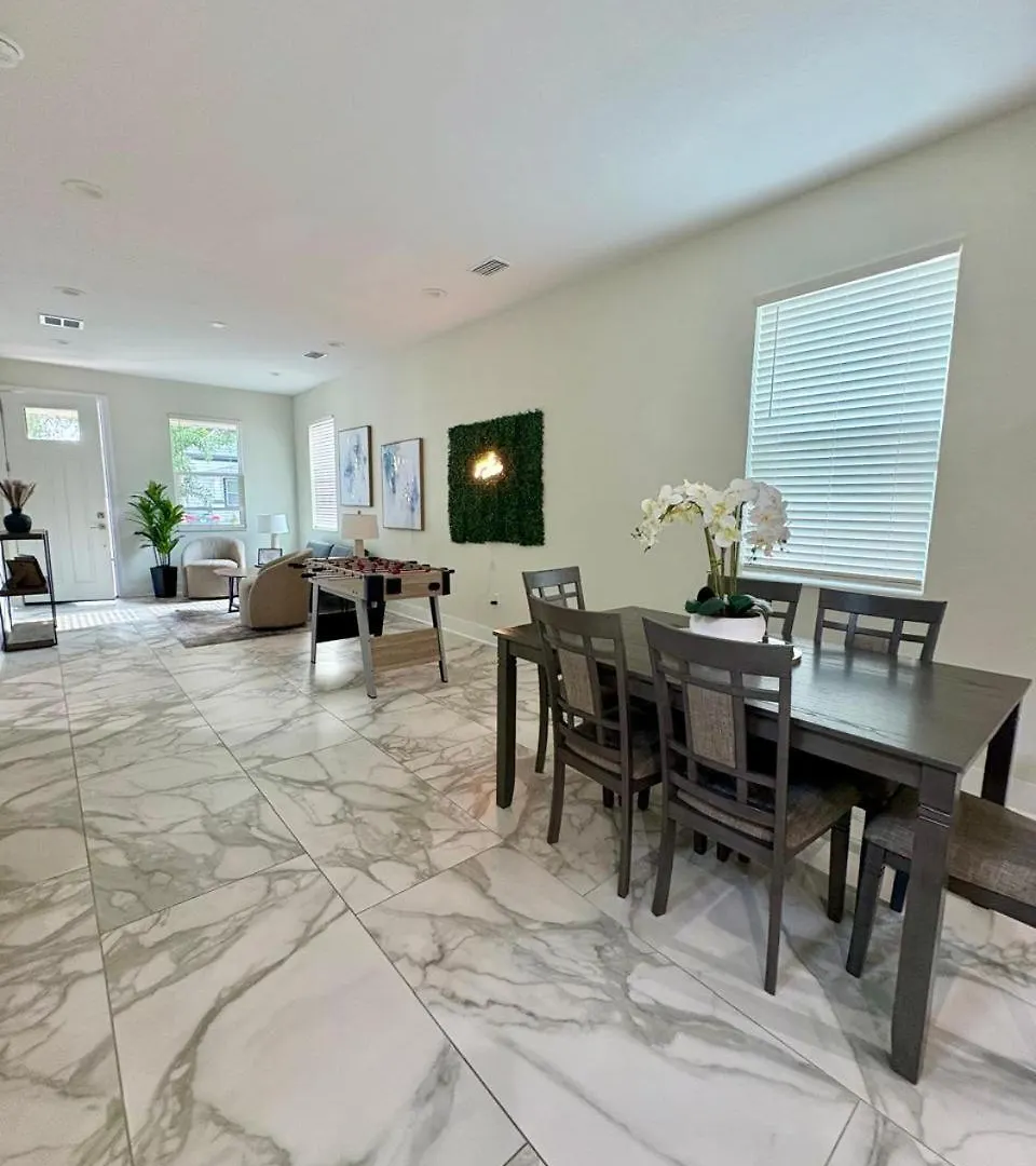 Spacious Modern 5-Bedroom House, Close To Downtown Tampa