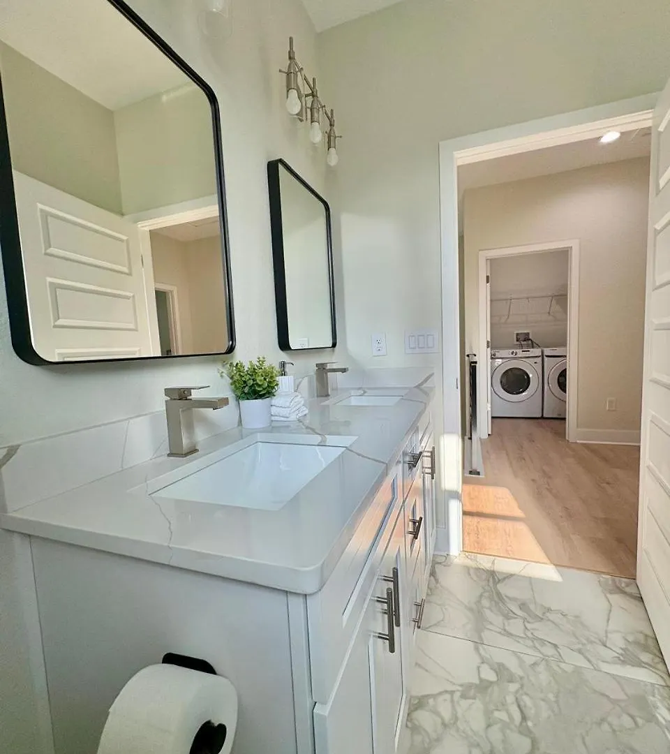 Spacious Modern 5-Bedroom House, Close To Downtown Tampa 0*,  USA
