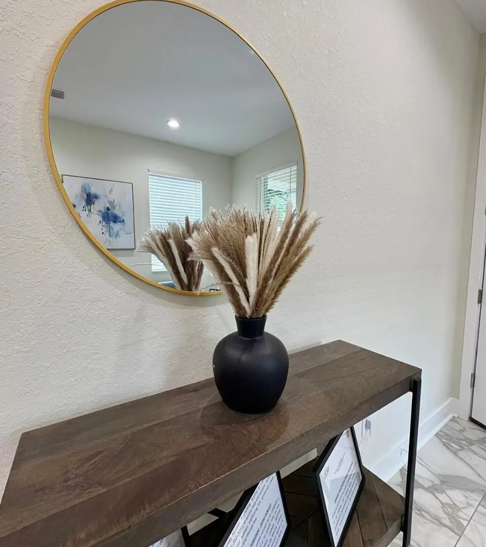 Spacious Modern 5-Bedroom House, Close To Downtown Tampa Villa