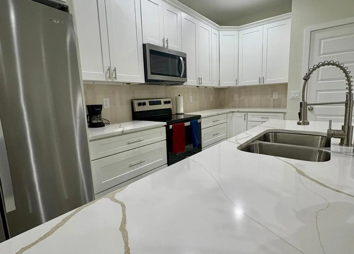 Spacious Modern 5-Bedroom House, Close To Downtown Tampa Villa